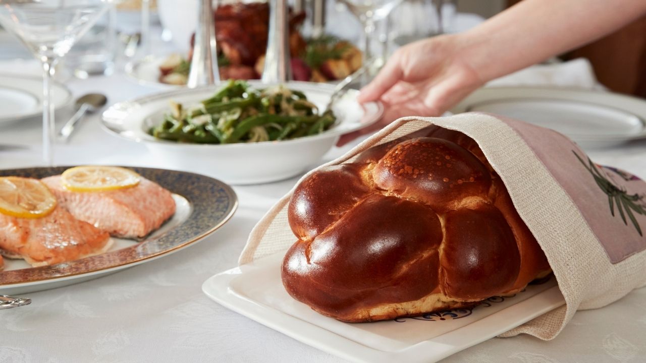 What Are Some Traditional Shabbat Meal Blessings and Customs?